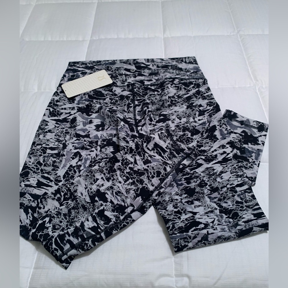Lululemon Wunder Under HR Tight*F.  
NWT B&W Print. Full-On® Luxtreme fabric.